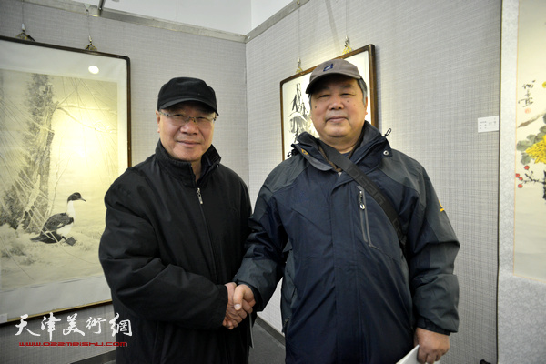 庞黎明、李春来在画展现场。