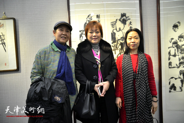 左起：武颖萍、李澜、田秀云在画展现场。