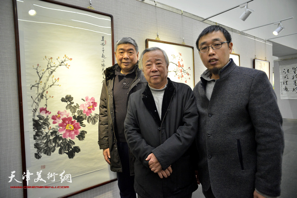 阮克敏、陈军、张枕石在画展现场。