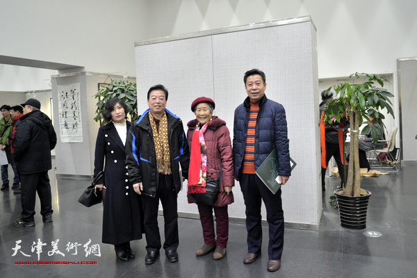 李增亭、杨建国与来宾在画展现场。