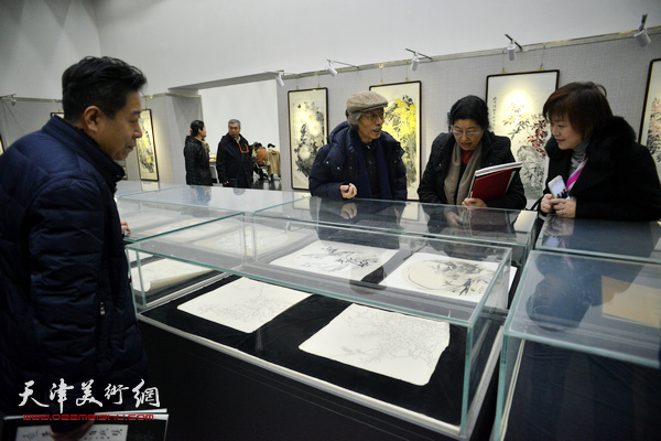 姚景卿、张永敬、李增亭、李澜在观赏展品。