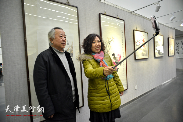阮克敏与来宾在画展现场。