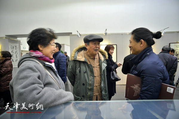 赵毅与姚铸在画展现场交流。