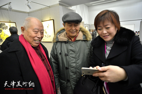 赵毅、王俊生、李澜在画展现场交流。