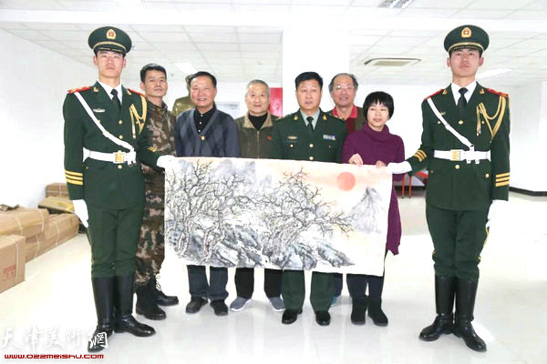 天津书画家郭志斌、王士生、王大成、聂瑞辰、姜钧杰一行五人赴京慰问国旗护卫队。