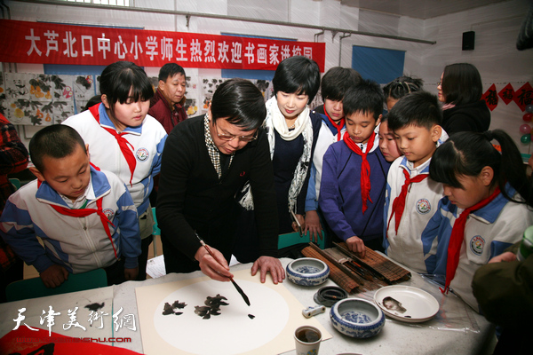翰墨迎新年 “三实学堂”书画家送文化进校园
