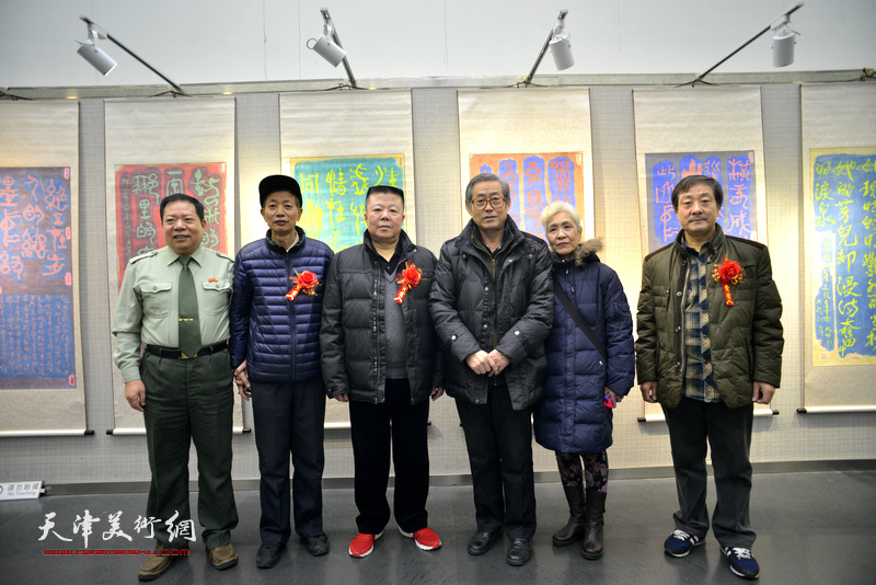 左起：毛振刚、赵同相、潘晓欧、高振恒与夫人、王宝响在画展现场。