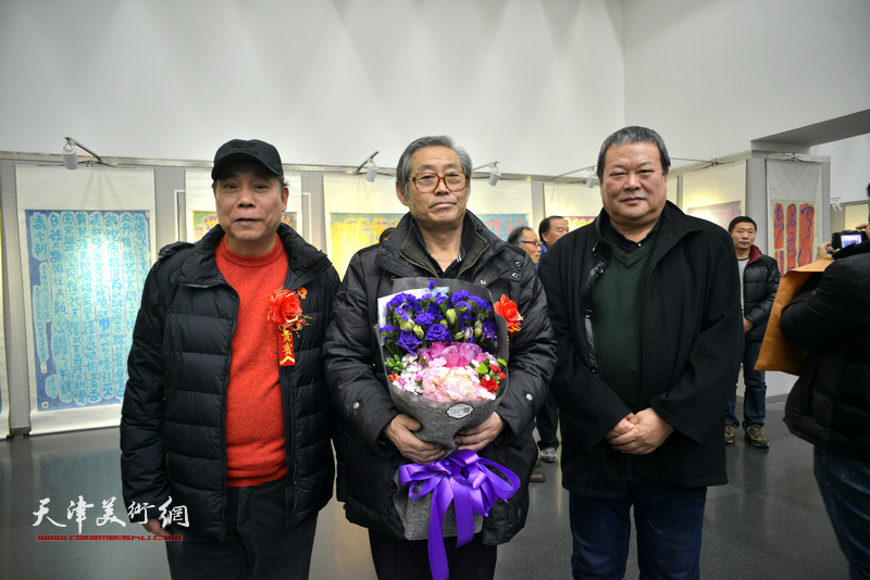 高振恒、郭凤祥、马孟杰在画展现场。