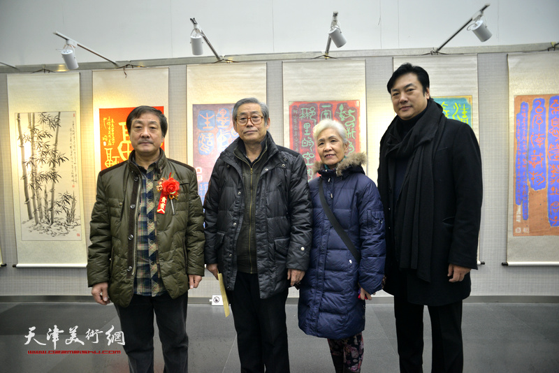 高振恒与夫人、王宝响、李云飞在画展现场。