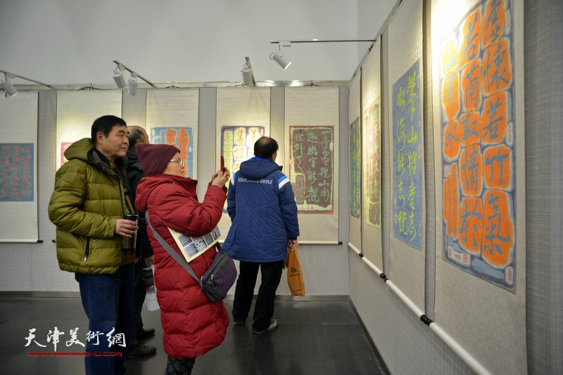 “迎新春·高振恒无墨彩书作品展”现场。