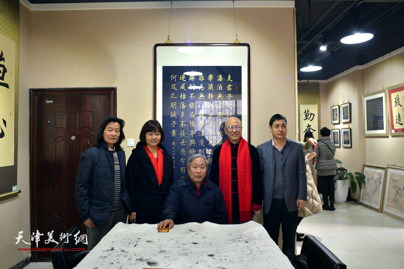 唐云来、张金忠、吴景玉、赵年刚、刘雪松等与来宾在画展现场。