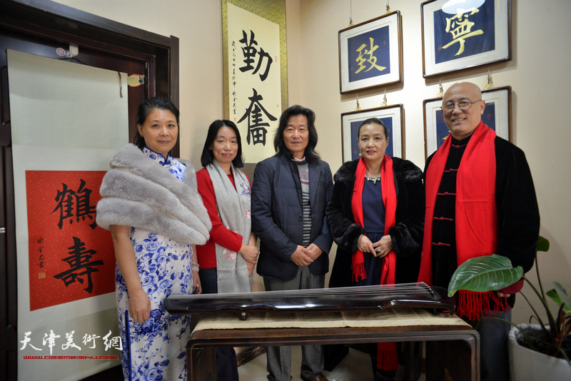 张金忠夫妇与庄雪阳、吴景玉、费明珠在展览现场。