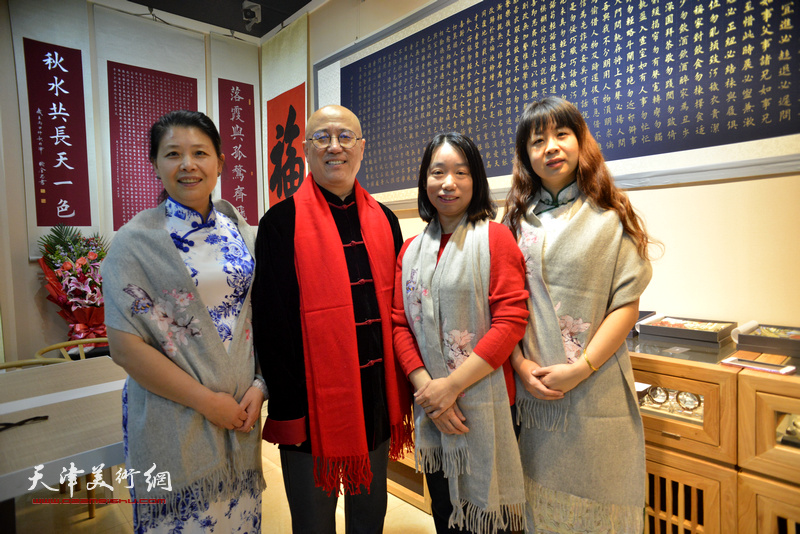 张金忠与庄雪阳、费明珠在展览现场。