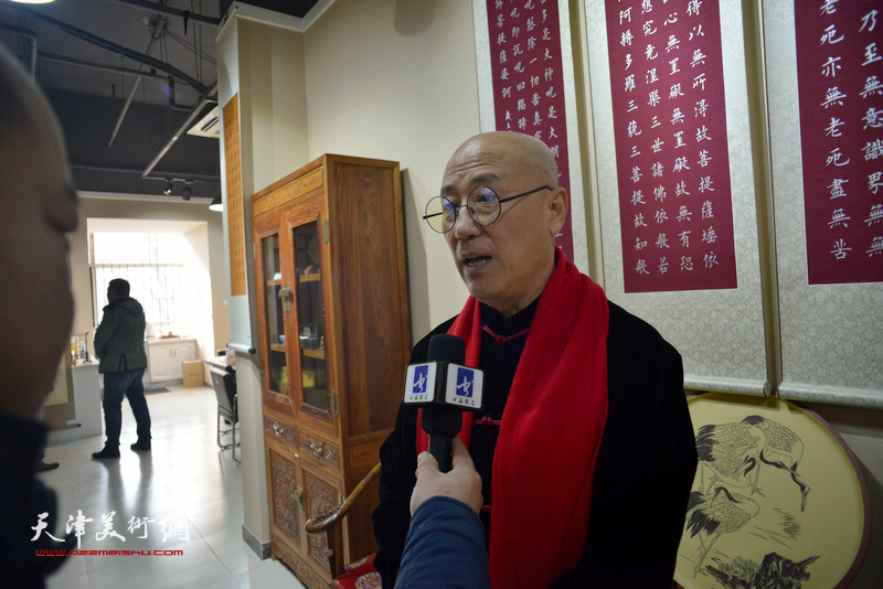 张金忠在展览现场接受媒体采访。