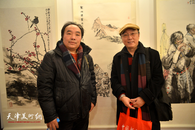 何东、张文亮在画展现场。