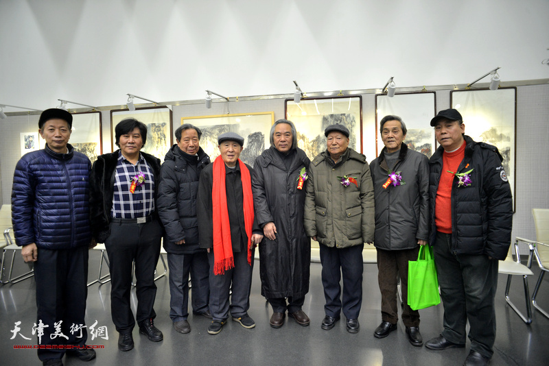 左起：赵同相、高学年、曹春生、孙贵璞、霍春阳、焦俊华、曹德兆、郭凤祥在画展现场。