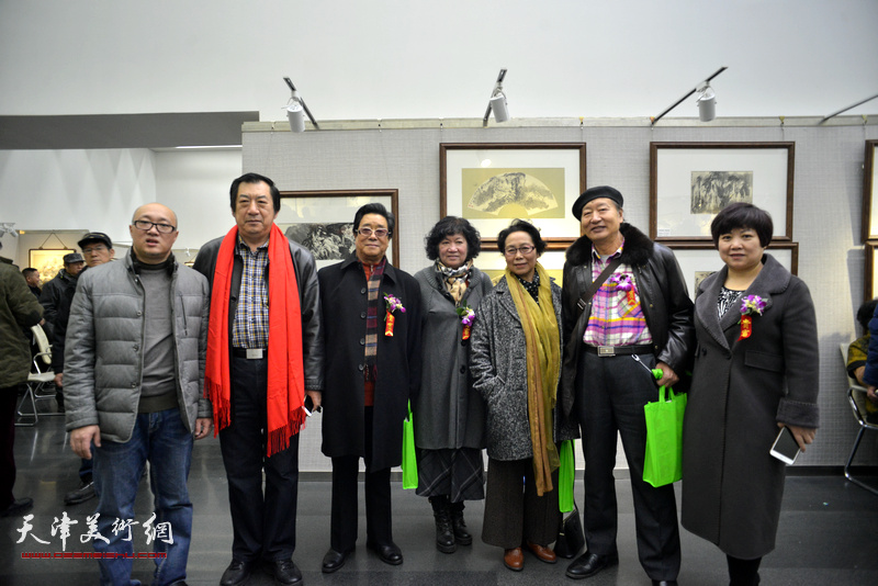 左起：孙岩、孙玉河、曲学真、孟昭丽、崔燕萍、刘家城、褚福英在画展现场。