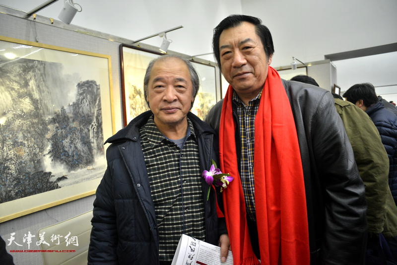 王书平、孙玉河在画展现场。