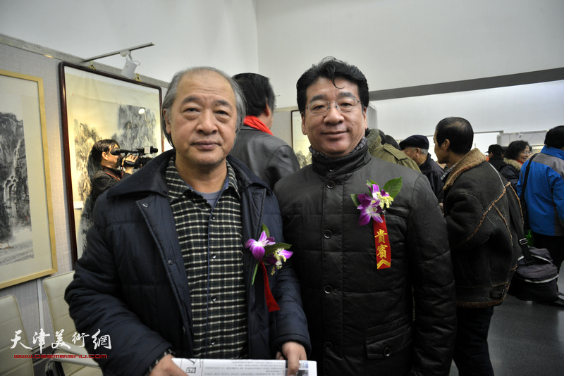 王书平、张文圣在画展现场。