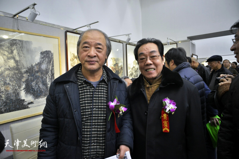 王书平、尉迟纪平在画展现场。