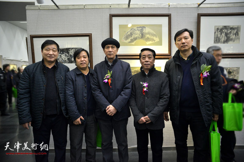 左起：皮志刚、李耀春、张寿庠、郑永盛、张福有在画展现场。