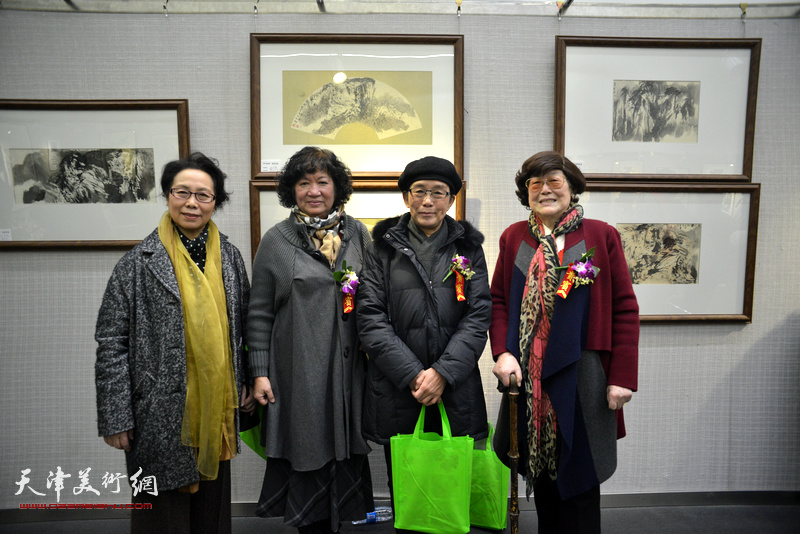 津门女画家组合“五彩贝”之：崔燕萍、孟昭丽、肖慧珠及王雪溪在画展现场。