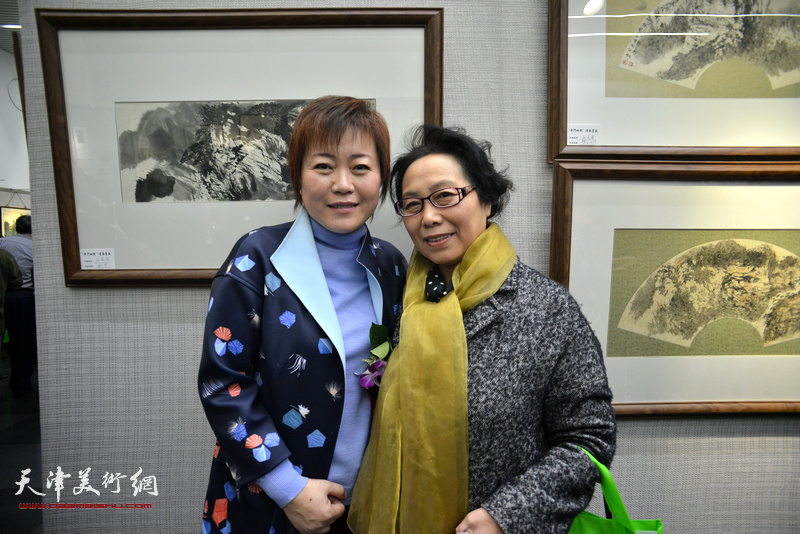 崔燕萍、李澜在画展现场。