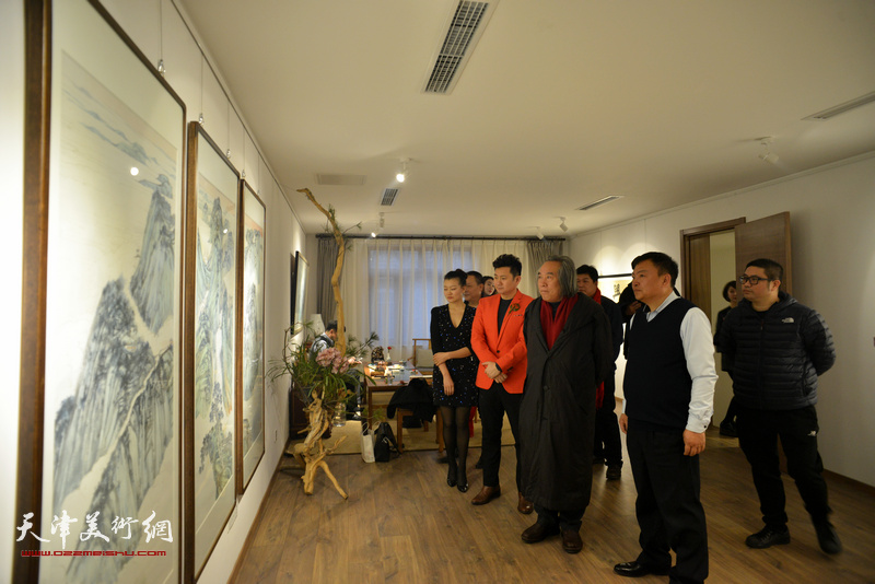 霍春阳、范权、熊倩在观赏展出的作品。