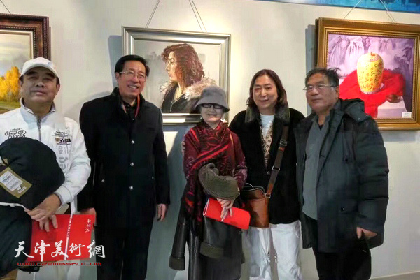 吴薇、李东升、于连水、杨亦谦、张志德在画展现场。