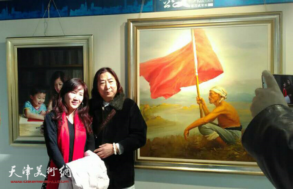杨亦谦、陈迎娣在画展现场。