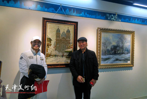 张志德、安宝聚在画展现场。