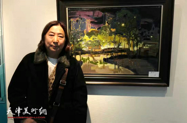 杨亦谦在画展现场。