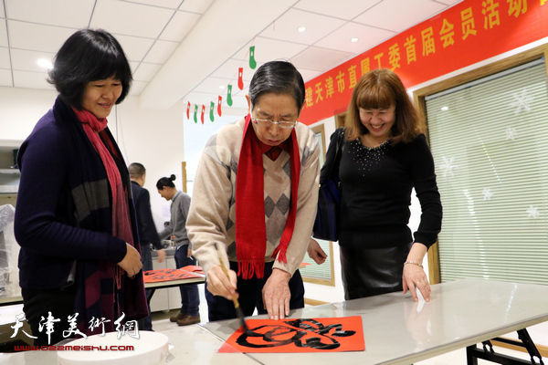 民建天津直属工委开展迎春送“福”活动