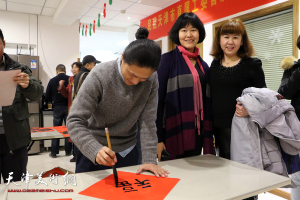 民建天津直属工委开展迎春送“福”活动