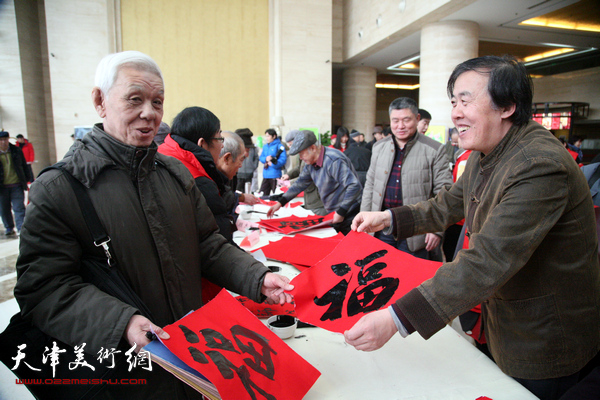 30余位津门书画名家为广大市民写福字、送春联