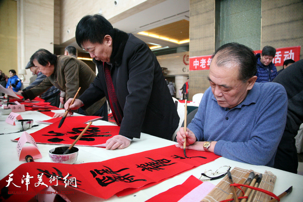 30余位津门书画名家为广大市民写福字、送春联