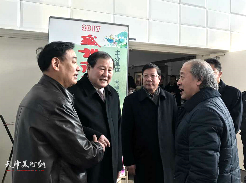 王述祖、王书平、顾正主在画展现场亲切交流。