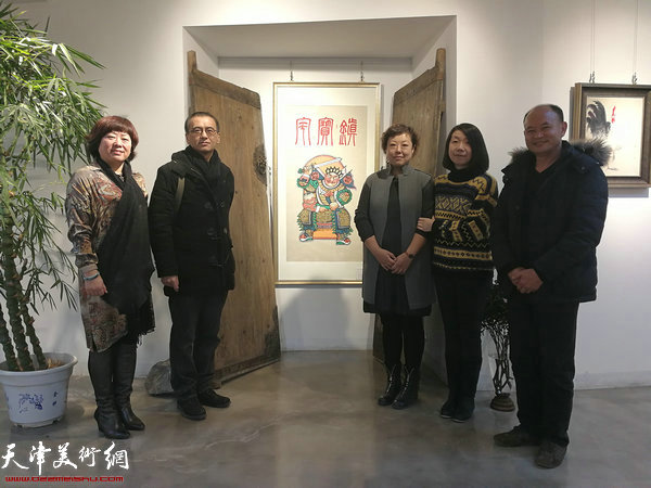 刘冬梅、戢岩、阎妍、张庆军、陶志明在画展现场。