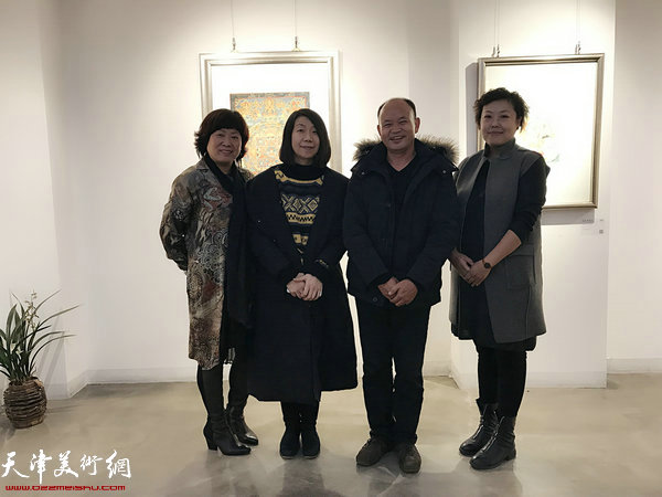 阎妍、刘冬梅与来宾在画展现场。