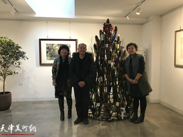 阎妍、刘冬梅与来宾在画展现场。
