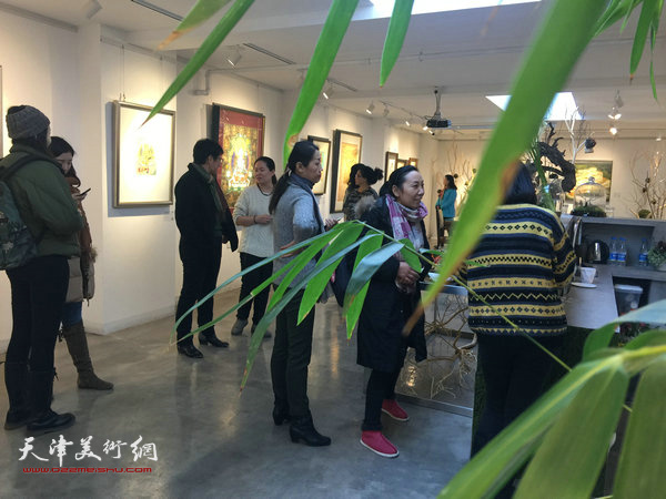 艺术·中国年-丁酉迎春纳福中西绘画作品展现场。