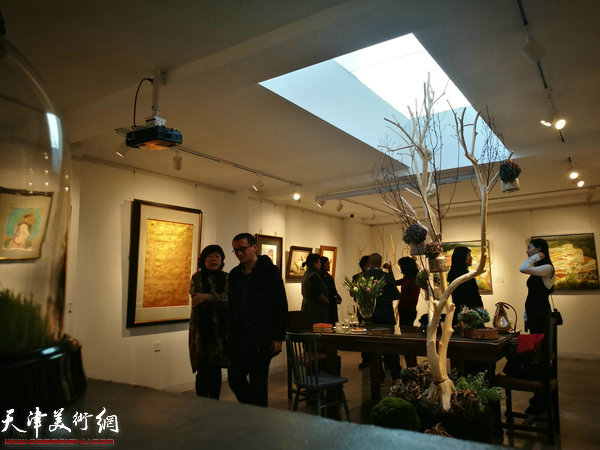 艺术·中国年-丁酉迎春纳福中西绘画作品展现场。