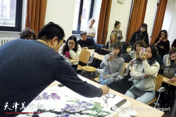 周午生为学生讲授并示范中国画中的紫藤画法