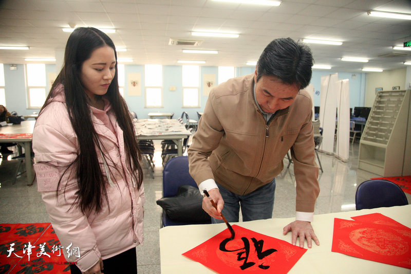 天津书协“送万福进万家”活动走进城市职业学院