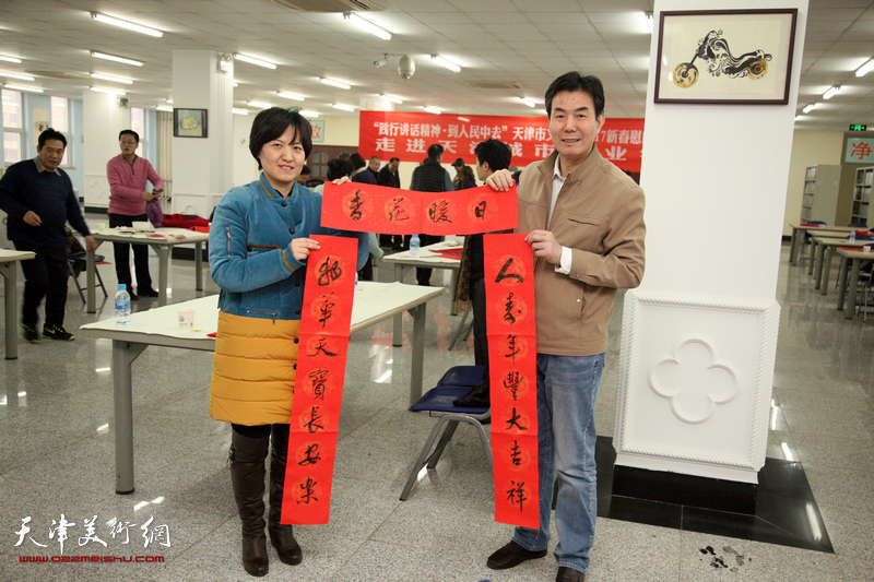 天津书协“送万福进万家”活动走进城市职业学院