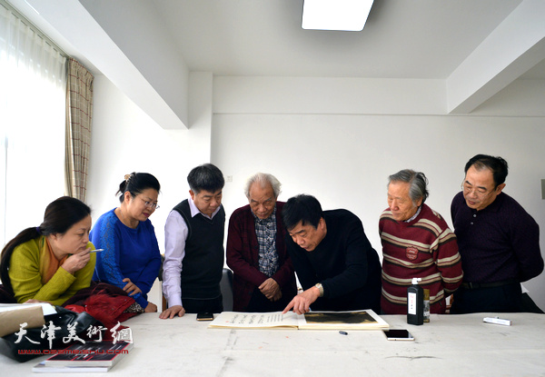 姬俊尧与纪振民、姜维群、卞昭宏、张芝琴、张养峰、王昕在观赏作品。