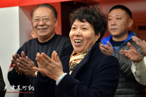 正坤物业管理有限公司总经理刘友荣欢迎艺术家走进社区迎春送福。