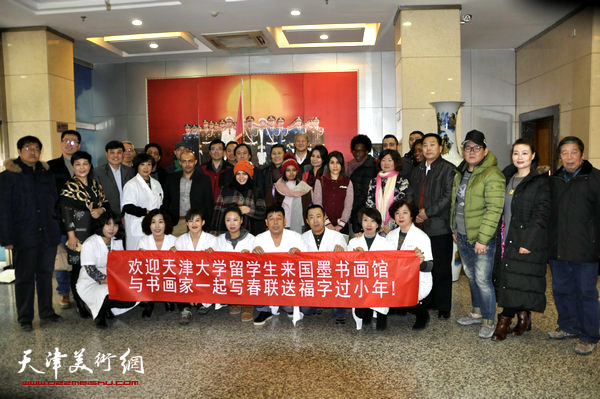 天津大学留学生在国墨书画馆与津门画家“过小年”