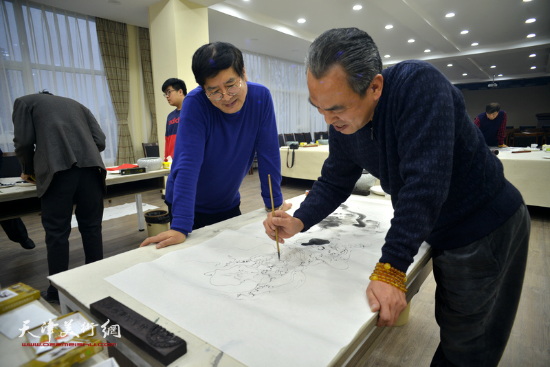 张佩刚、李寅虎在金带福路文化中心。