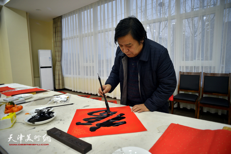 李耀春在金带福路文化中心写“福”字。